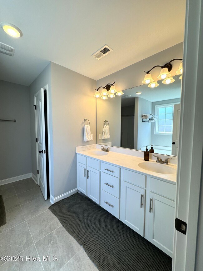 Building Photo - 425 Pebble Shore Dr