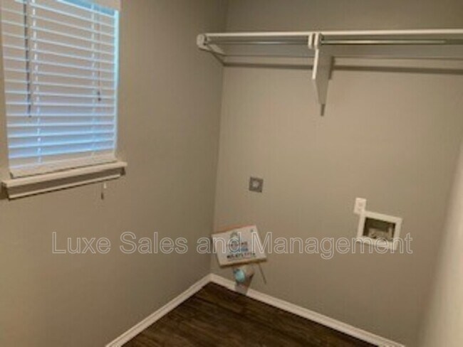 Building Photo - 2024 Buena Vida Ln