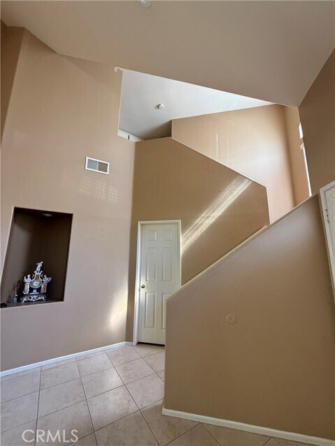 Building Photo - 11 Liliano