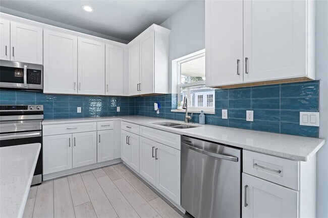 Building Photo - 13 Lemay Pl