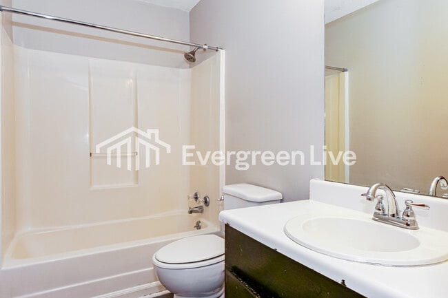 Building Photo - 1107 Highland St