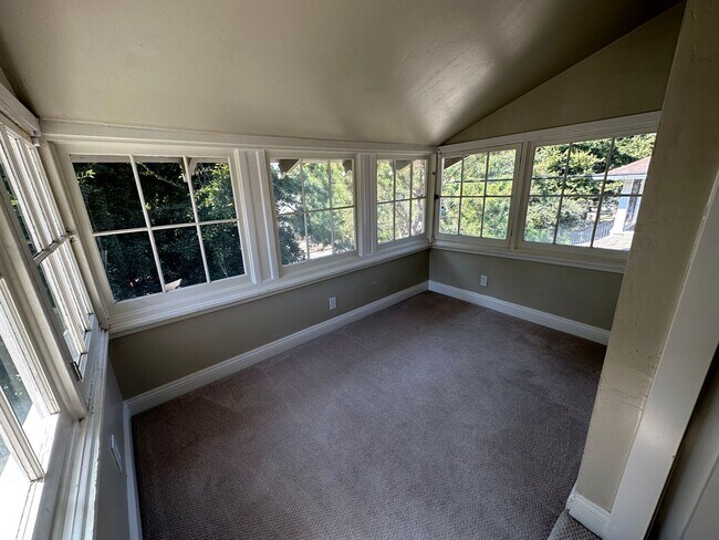 Building Photo - Beautifully Renovated 5 Bedroom Midtown Home