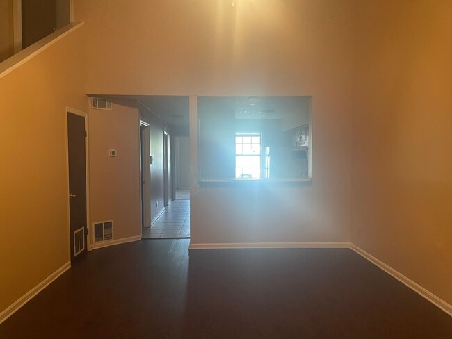 Building Photo - Cozy 2 bedroom/2 bathroom townhome