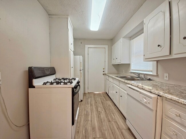 Building Photo - Cozy 2 Bedroom Home