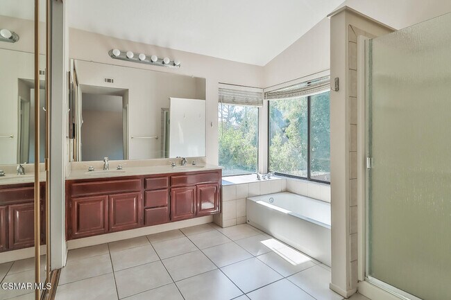 Building Photo - 2155 Meadow Brook Ct