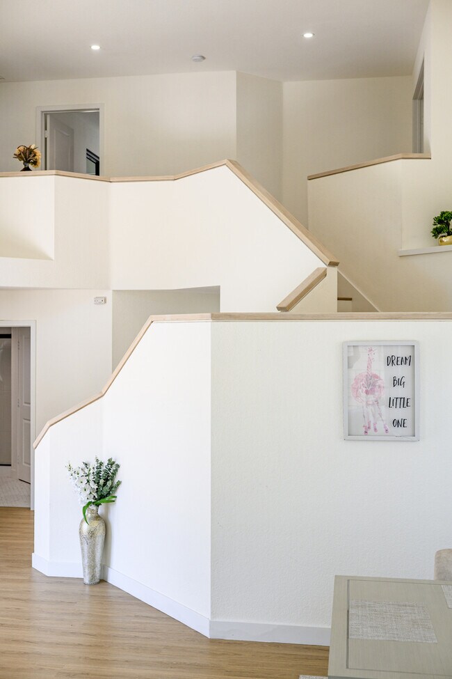 Building Photo - Luxe Spacious Home Near Parks Fully Equipped