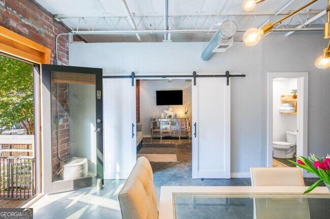 Building Photo - 174 Chester Ave SE