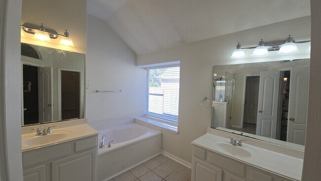 Building Photo - 10008 Chestnut Creek Way