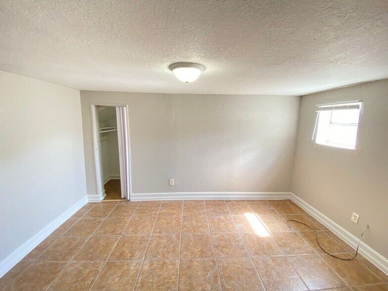 Building Photo - 812 W Livingston St