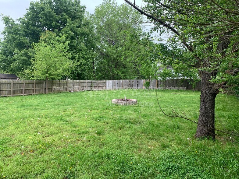 Building Photo - 509 E Pinion St