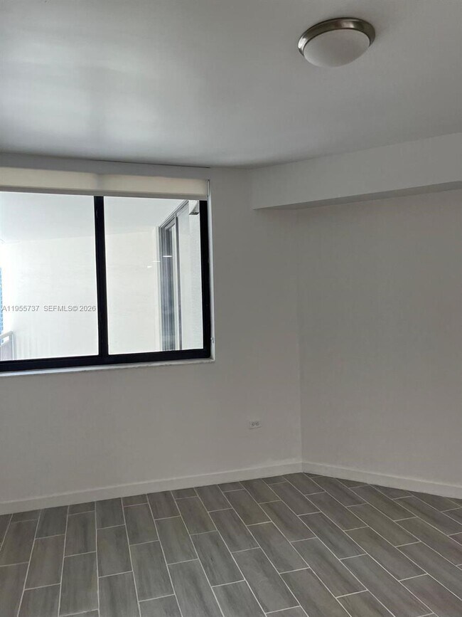 Building Photo - 999 SW 1st Ave