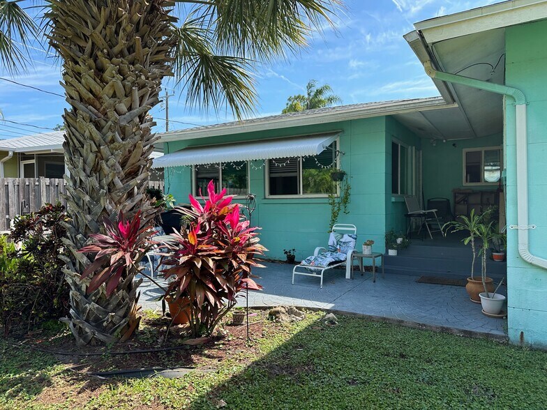 Rear Patio - 3605 Iroquois Ave