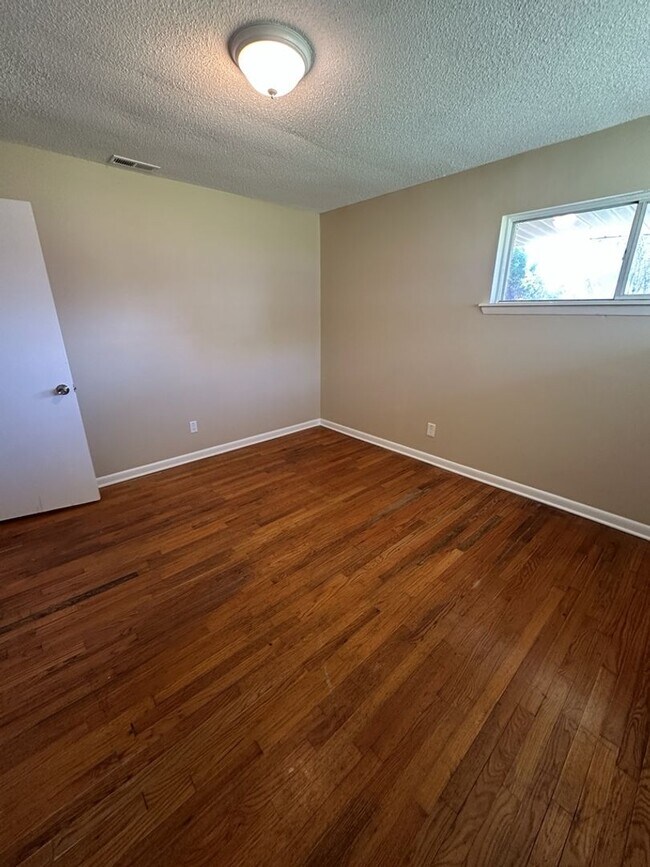 Building Photo - Bright 4BR Home with Fenced Yard, Hardwood Floors & Garage on Rankin St