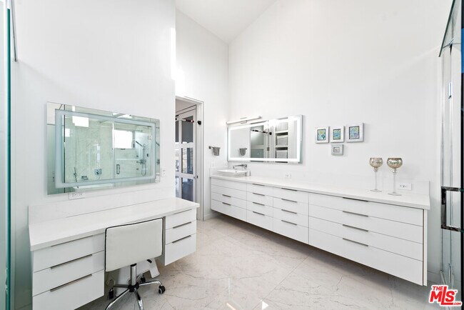 Building Photo - 28405 Via Acero St