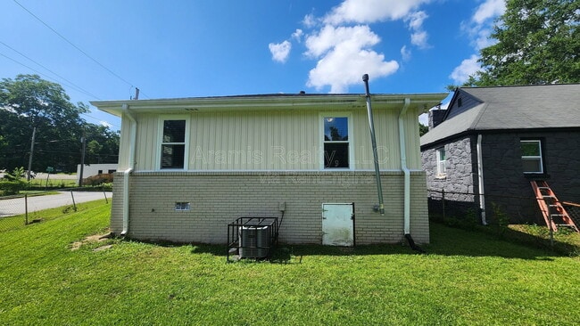 Building Photo - 2043 Chicago Ave NW