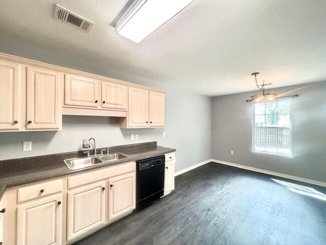 Building Photo - 3200 Skynight Dr