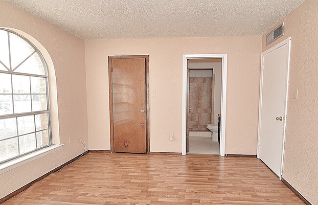 Building Photo - Eastside 3 Bedroom 2 Bath