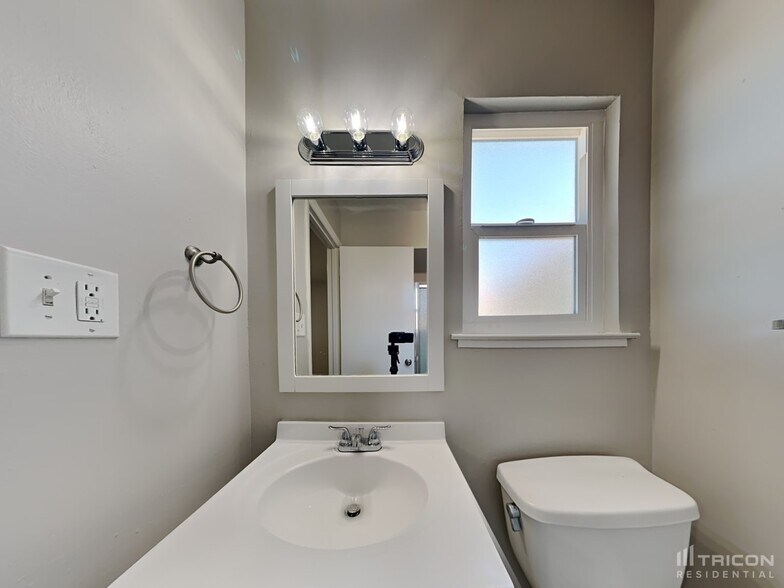 Building Photo - 1508 Crestview Dr