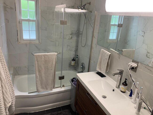 Building Photo - Large House in Cherry Hill East