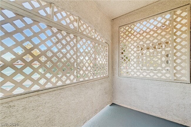 Building Photo - 1900 N Torrey Pines Dr