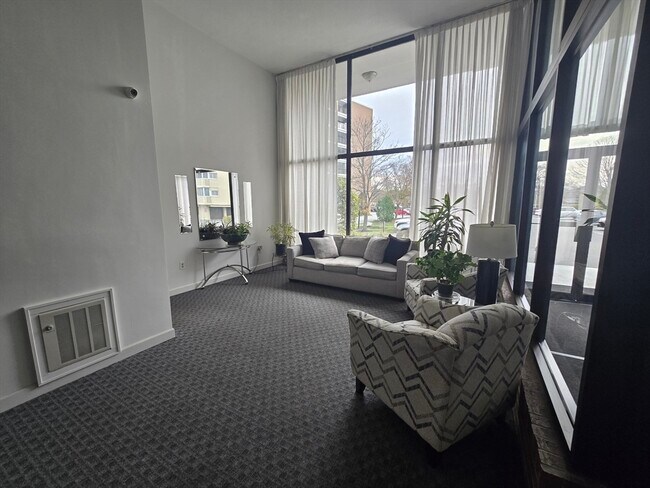 Building Photo - 51 Melrose St