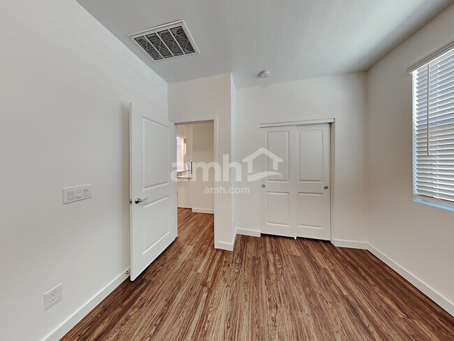 Building Photo - 4218 S 105th Dr