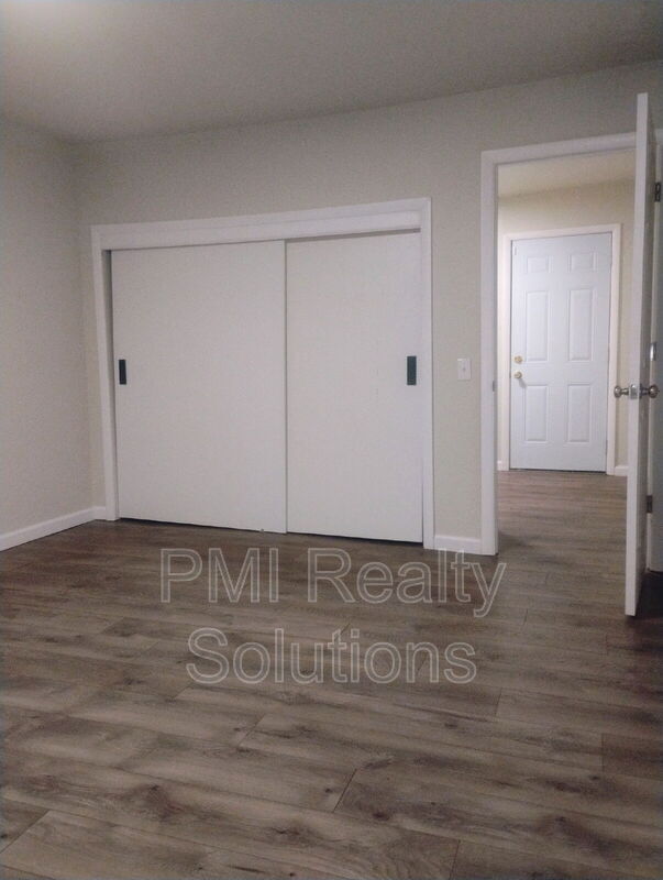 Building Photo - 913 N Creek Ave