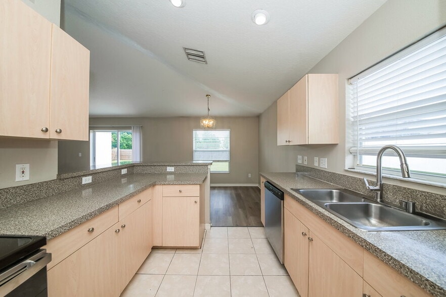 Building Photo - 6010 33rd Dr E