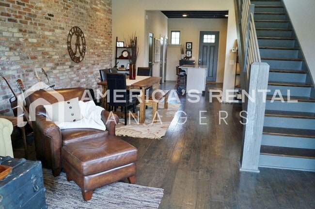 Building Photo - DEPOSIT PENDING! Beautiful Loft Style Town...