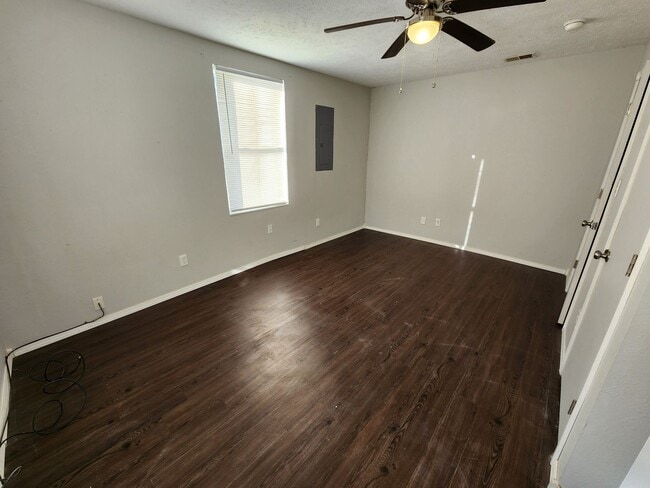 Building Photo - Spacious 1-Bedroom, 1-Bathroom HOUSE AVAILABLE NOW!!