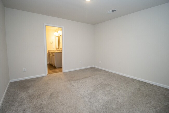 Building Photo - 410 Middlebury Ln