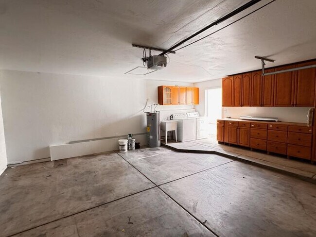 Building Photo - 1043 S Rose