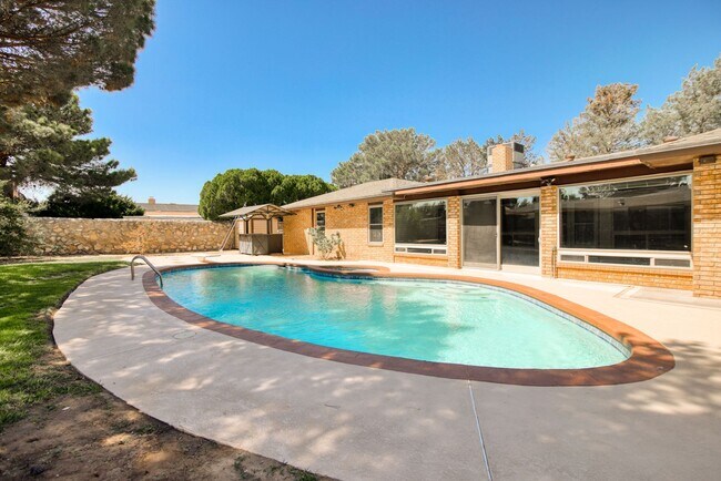 Building Photo - Stunning eastside rental in highly desirable area!