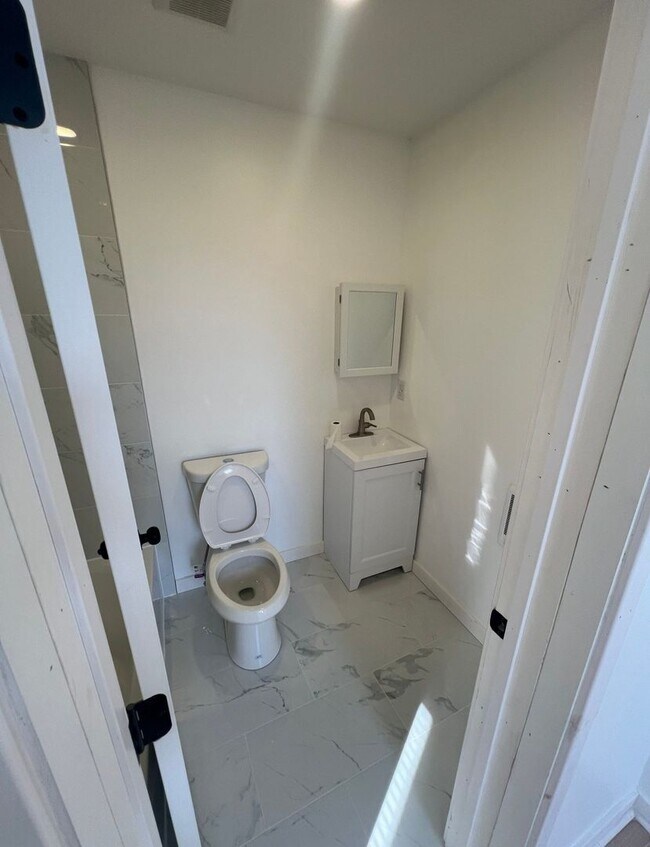 Building Photo - All Utilities INCLUDED - 6 Rooms for Rent - $450/mo -$800/mo