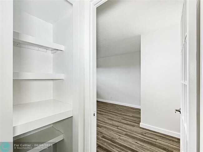 Building Photo - 2950 N Palm Aire Dr