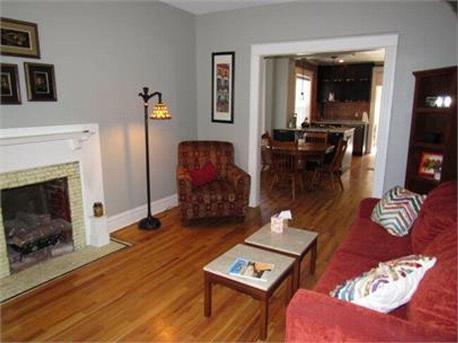 Building Photo - Remodeled & updated 3 bed 2 bath rowhome i...