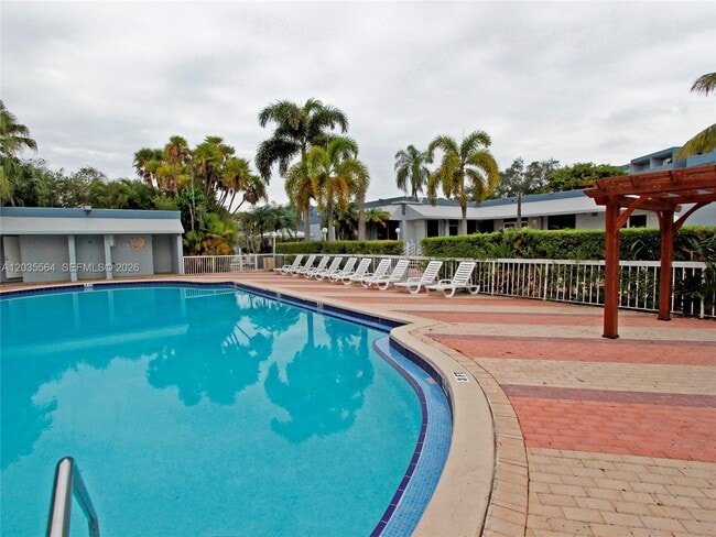 Building Photo - 9351 Fontainebleau Blvd