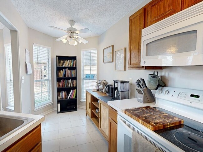 Building Photo - 18024 Whispering Gables Ln