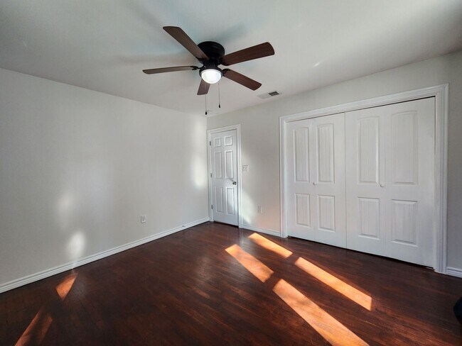 Building Photo - Craftsman Style House  Close to Downtown New Braunfels / Fridge Included/ No Carpet / Large Backy...