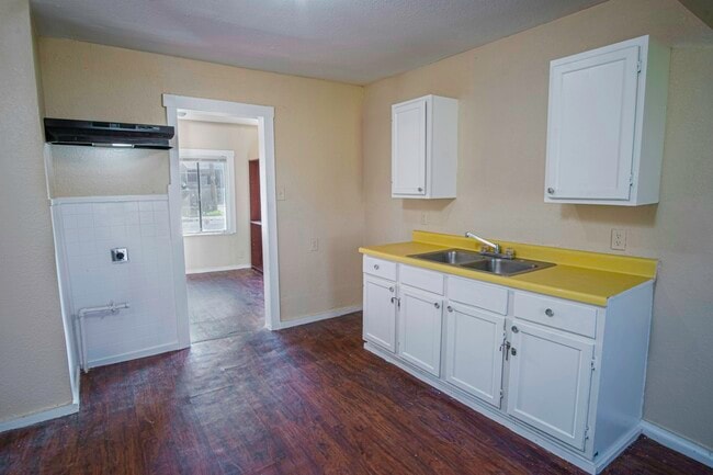 Building Photo - 819 Larry St