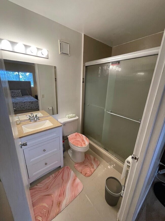 Building Photo - 9490 Palm Cir S