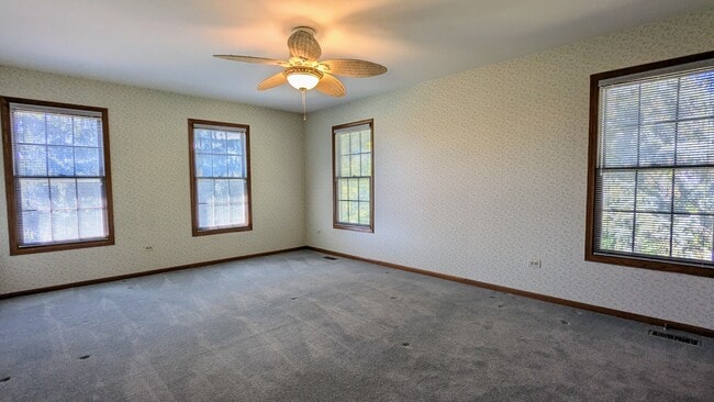 Building Photo - 12 Oneida Ln