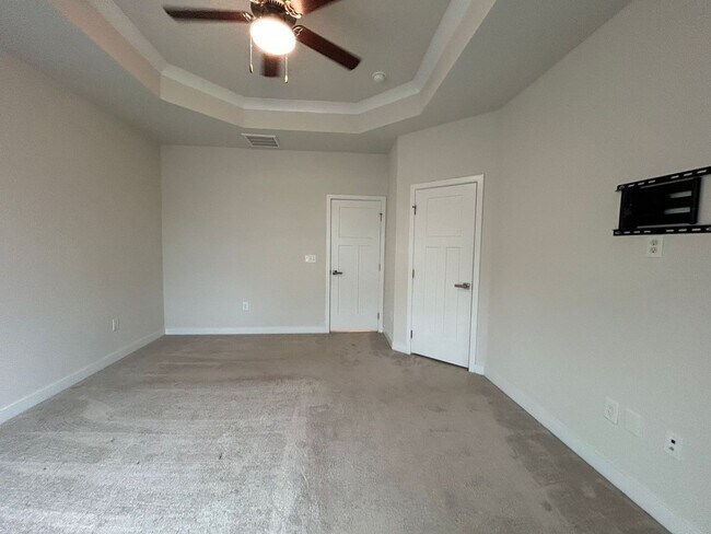 Building Photo - Welcome to our 3 Bedroom Townhome in Norfo...