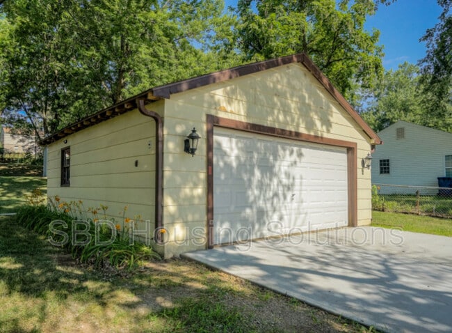 Building Photo - 1002 Orchard Ave