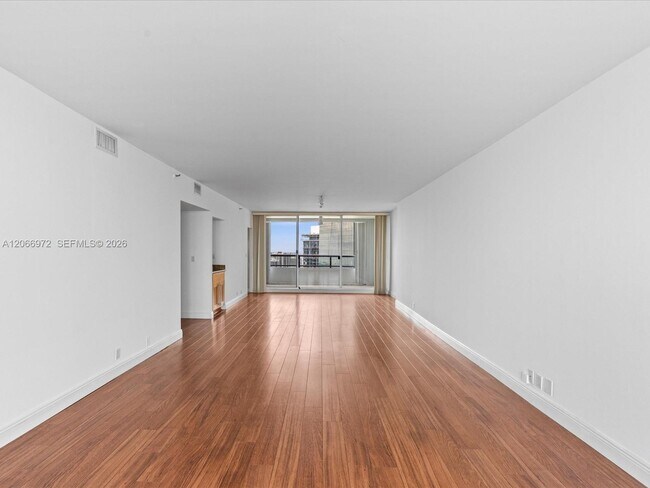 Building Photo - 1541 Brickell Ave