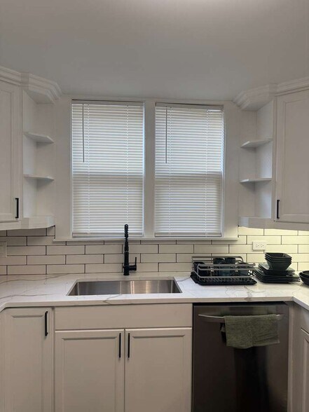 Building Photo - 4846 W Roscoe St