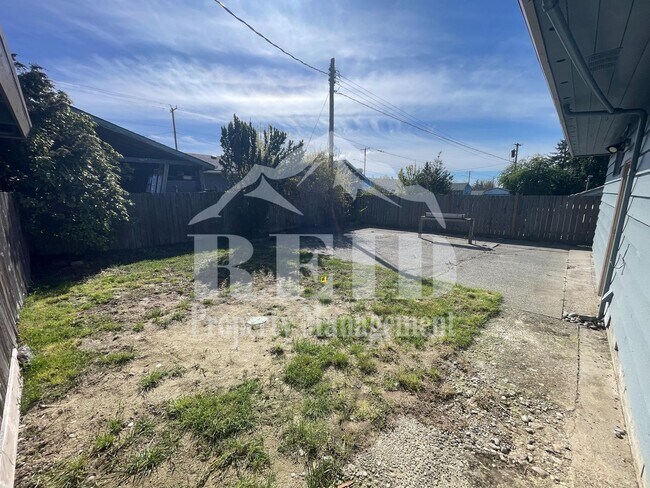 Building Photo - East Bremerton Rambler - 3 Bed 1 Bath with Garage and Carport Parking