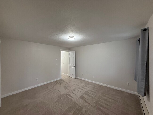 Building Photo - Beautifully Renovated 2 Bed/1.5 bath Condo Edmonds, WA. $2600/mo.