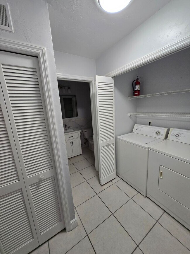 Building Photo - Beautiful and spacious remodeled unit