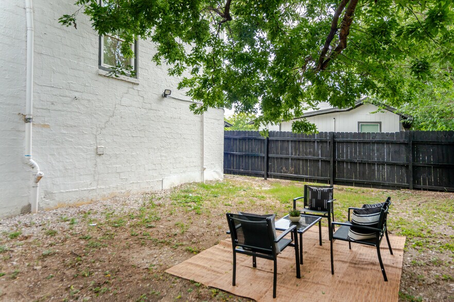 Building Photo - 2737 Stuart Dr
